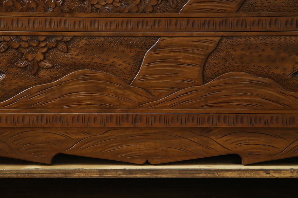 中古　美品　軽井沢彫り　満開の桜の彫刻をあしらった優美なドレッシングチェスト　(R-079024)