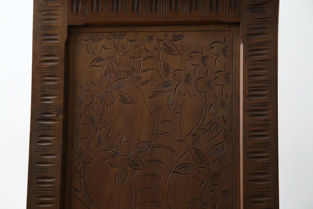 中古　美品　軽井沢彫り　満開の桜の彫刻をあしらった優美なドレッシングチェスト　(R-079024)