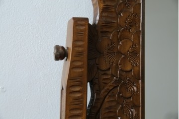 中古　美品　軽井沢彫り　満開の桜の彫刻をあしらった優美なドレッシングチェスト　(R-079024)