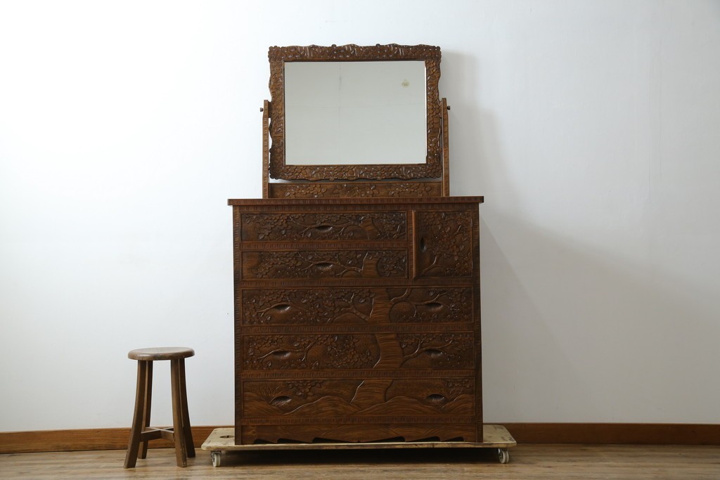 中古　美品　軽井沢彫り　満開の桜の彫刻をあしらった優美なドレッシングチェスト　(R-079024)