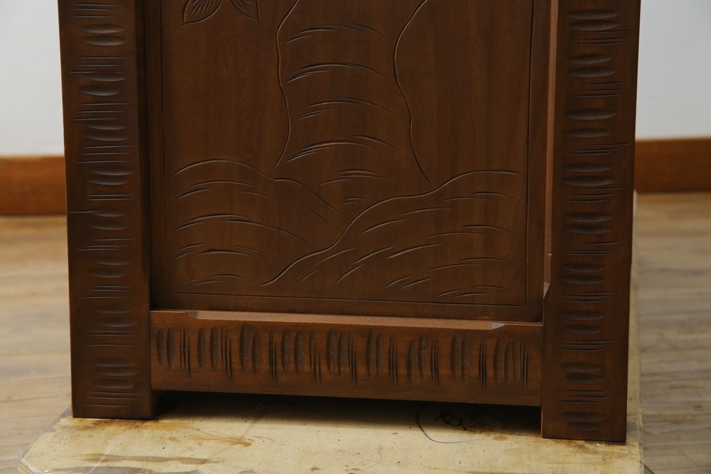 中古　美品　軽井沢彫り　満開の桜の彫刻をあしらった優美なドレッシングチェスト　(R-079024)