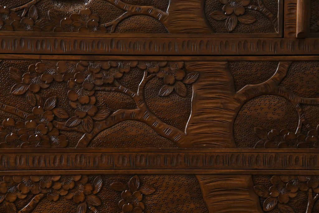 中古　美品　軽井沢彫り　満開の桜の彫刻をあしらった優美なドレッシングチェスト　(R-079024)