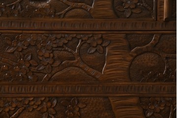 中古　美品　軽井沢彫り　満開の桜の彫刻をあしらった優美なドレッシングチェスト　(R-079024)