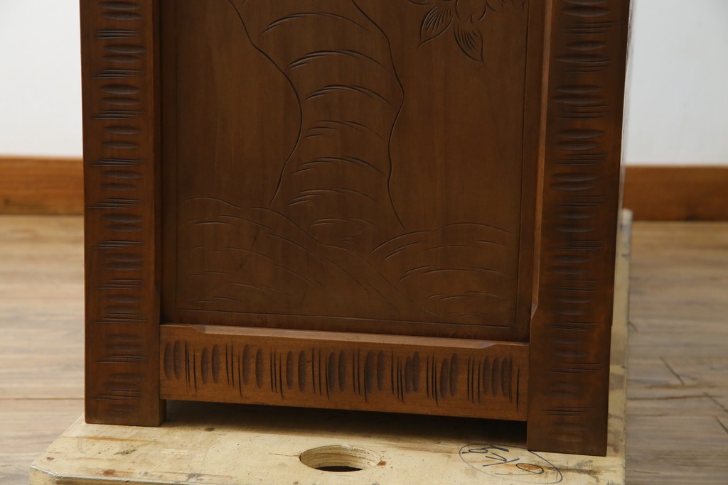 中古　美品　軽井沢彫り　満開の桜の彫刻をあしらった優美なドレッシングチェスト　(R-079024)