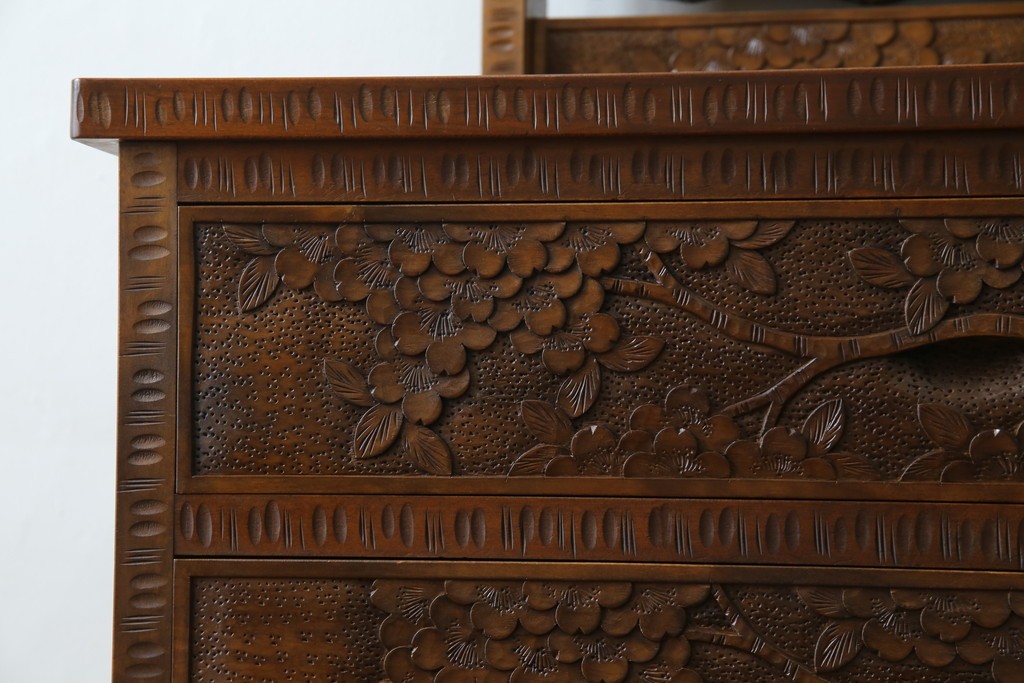 中古　美品　軽井沢彫り　満開の桜の彫刻をあしらった優美なドレッシングチェスト　(R-079024)