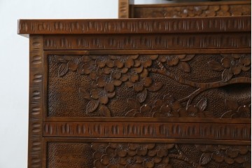 中古　美品　軽井沢彫り　満開の桜の彫刻をあしらった優美なドレッシングチェスト　(R-079024)