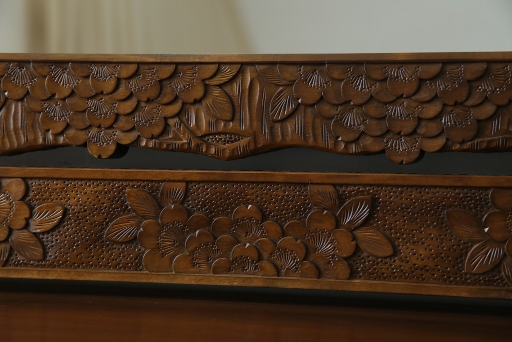 中古　美品　軽井沢彫り　満開の桜の彫刻をあしらった優美なドレッシングチェスト　(R-079024)