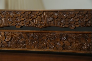 中古　美品　軽井沢彫り　満開の桜の彫刻をあしらった優美なドレッシングチェスト　(R-079024)