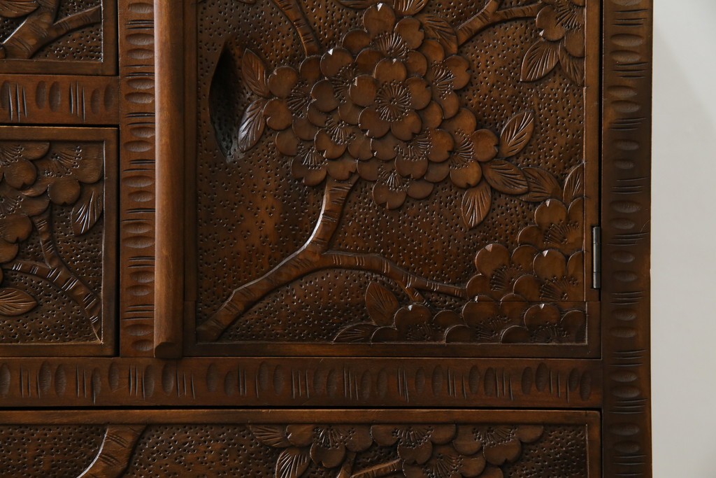 中古　美品　軽井沢彫り　満開の桜の彫刻をあしらった優美なドレッシングチェスト　(R-079024)