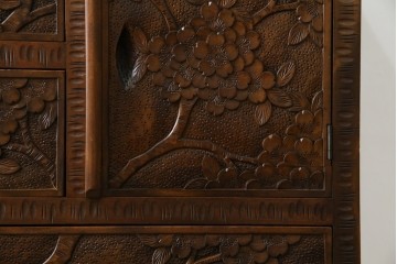 中古　美品　軽井沢彫り　満開の桜の彫刻をあしらった優美なドレッシングチェスト　(R-079024)