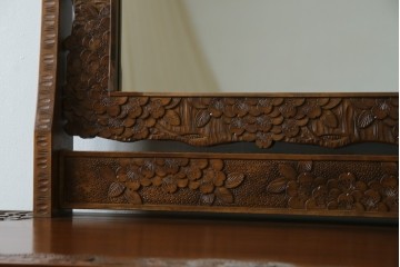 中古　美品　軽井沢彫り　満開の桜の彫刻をあしらった優美なドレッシングチェスト　(R-079024)