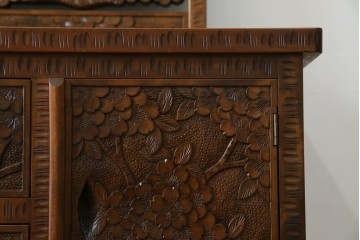 中古　美品　軽井沢彫り　満開の桜の彫刻をあしらった優美なドレッシングチェスト　(R-079024)