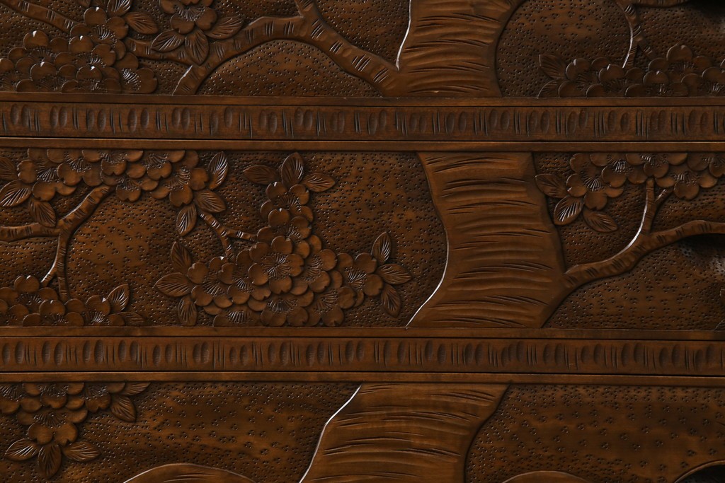 中古　美品　軽井沢彫り　満開の桜の彫刻をあしらった優美なドレッシングチェスト　(R-079024)