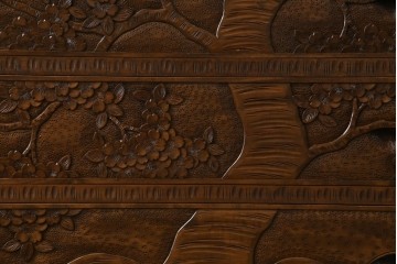 中古　美品　軽井沢彫り　満開の桜の彫刻をあしらった優美なドレッシングチェスト　(R-079024)