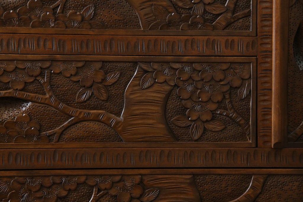 中古　美品　軽井沢彫り　満開の桜の彫刻をあしらった優美なドレッシングチェスト　(R-079024)