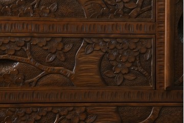 中古　美品　軽井沢彫り　満開の桜の彫刻をあしらった優美なドレッシングチェスト　(R-079024)