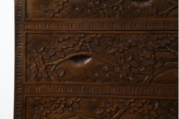 中古　美品　軽井沢彫り　満開の桜の彫刻をあしらった優美なドレッシングチェスト　(R-079024)