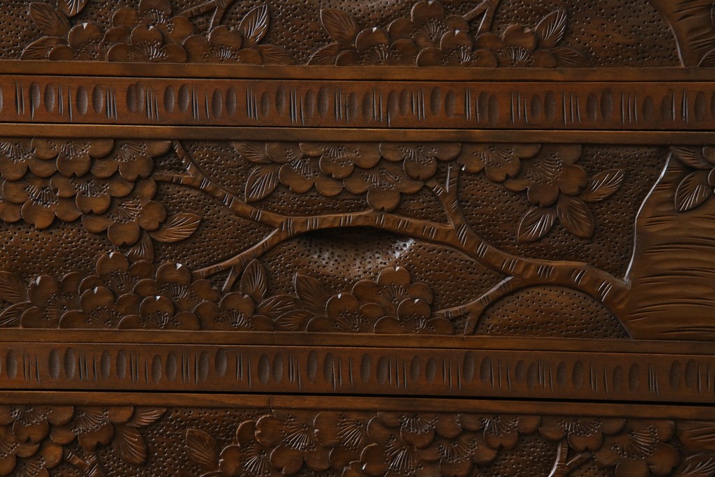 中古　美品　軽井沢彫り　満開の桜の彫刻をあしらった優美なドレッシングチェスト　(R-079024)