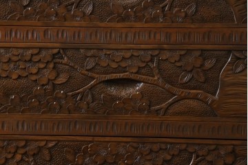 中古　美品　軽井沢彫り　満開の桜の彫刻をあしらった優美なドレッシングチェスト　(R-079024)