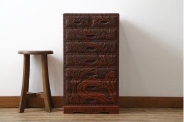 中古　美品　民芸家具　日光彫り　松竹梅の彫刻をあしらった朱塗りの小引き出し(小物収納、ドロワー、サイドチェスト)(R-079025)