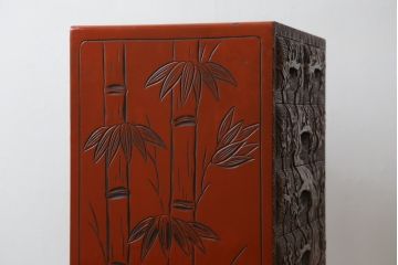 中古　美品　民芸家具　日光彫り　松竹梅の彫刻をあしらった朱塗りの小引き出し(小物収納、ドロワー、サイドチェスト)(R-079025)