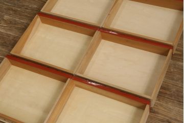 中古　美品　民芸家具　日光彫り　松竹梅の彫刻をあしらった朱塗りの小引き出し(小物収納、ドロワー、サイドチェスト)(R-079025)