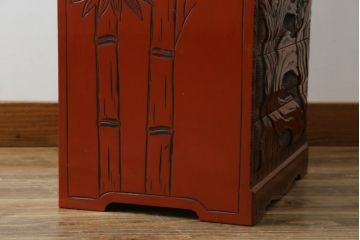 中古　美品　民芸家具　日光彫り　松竹梅の彫刻をあしらった朱塗りの小引き出し(小物収納、ドロワー、サイドチェスト)(R-079025)