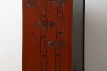 中古　美品　民芸家具　日光彫り　松竹梅の彫刻をあしらった朱塗りの小引き出し(小物収納、ドロワー、サイドチェスト)(R-079025)