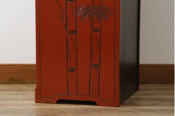 中古　美品　民芸家具　日光彫り　松竹梅の彫刻をあしらった朱塗りの小引き出し(小物収納、ドロワー、サイドチェスト)(R-079025)