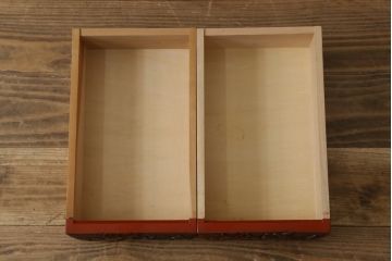 中古　美品　民芸家具　日光彫り　松竹梅の彫刻をあしらった朱塗りの小引き出し(小物収納、ドロワー、サイドチェスト)(R-079025)