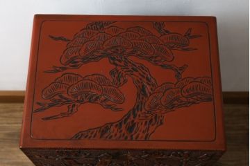 中古　美品　民芸家具　日光彫り　松竹梅の彫刻をあしらった朱塗りの小引き出し(小物収納、ドロワー、サイドチェスト)(R-079025)