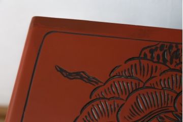 中古　美品　民芸家具　日光彫り　松竹梅の彫刻をあしらった朱塗りの小引き出し(小物収納、ドロワー、サイドチェスト)(R-079025)