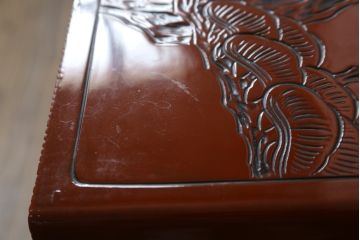 中古　美品　民芸家具　日光彫り　松竹梅の彫刻をあしらった朱塗りの小引き出し(小物収納、ドロワー、サイドチェスト)(R-079025)