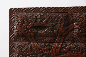 中古　美品　民芸家具　日光彫り　松竹梅の彫刻をあしらった朱塗りの小引き出し(小物収納、ドロワー、サイドチェスト)(R-079025)