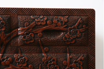 中古　美品　民芸家具　日光彫り　松竹梅の彫刻をあしらった朱塗りの小引き出し(小物収納、ドロワー、サイドチェスト)(R-079025)