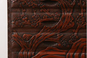 中古　美品　民芸家具　日光彫り　松竹梅の彫刻をあしらった朱塗りの小引き出し(小物収納、ドロワー、サイドチェスト)(R-079025)