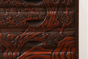 中古　美品　民芸家具　日光彫り　松竹梅の彫刻をあしらった朱塗りの小引き出し(小物収納、ドロワー、サイドチェスト)(R-079025)