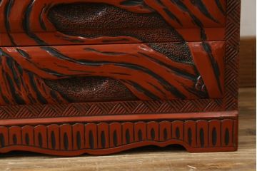 中古　美品　民芸家具　日光彫り　松竹梅の彫刻をあしらった朱塗りの小引き出し(小物収納、ドロワー、サイドチェスト)(R-079025)