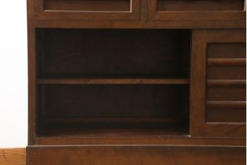 中古　美品　松本民芸家具　高山デザイン　落ち着きのある和モダンな雰囲気が魅力的な舞良型重ね戸棚(食器棚、水屋箪笥、収納棚、キャビネット)(R-079027)