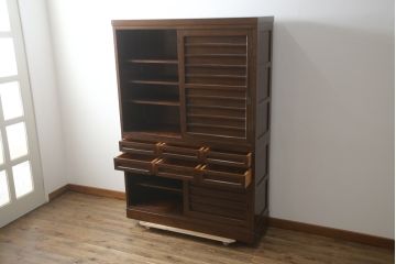 中古　美品　松本民芸家具　高山デザイン　落ち着きのある和モダンな雰囲気が魅力的な舞良型重ね戸棚(食器棚、水屋箪笥、収納棚、キャビネット)(R-079027)