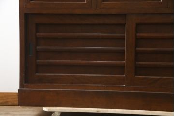 中古　美品　松本民芸家具　高山デザイン　落ち着きのある和モダンな雰囲気が魅力的な舞良型重ね戸棚(食器棚、水屋箪笥、収納棚、キャビネット)(R-079027)