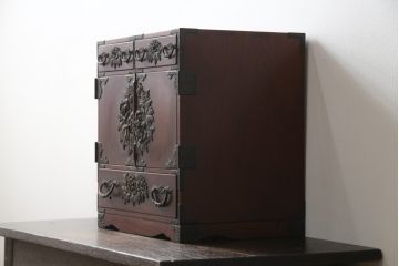 和製ビンテージ　門間箪笥店(門間屋)　仙台箪笥　木地呂塗り　意匠を凝らした手打ち金具が魅力的な小箪笥(小引き出し、小物収納、卓上収納、ヴィンテージ)(定価約28万円)(R-079029)