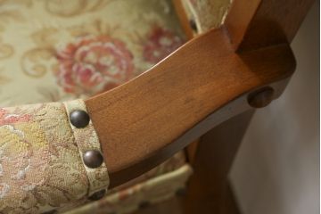 中古　美品　横浜クラシック家具　ダニエル(daniel)　ミッシェル(Michel)　高級感のある優雅な佇まいが魅力的なアームチェア2脚セット(ダイニングチェア、椅子、イス)(R-079031)