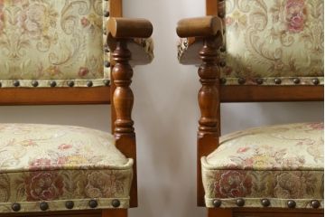 中古　美品　横浜クラシック家具　ダニエル(daniel)　ミッシェル(Michel)　高級感のある優雅な佇まいが魅力的なアームチェア2脚セット(ダイニングチェア、椅子、イス)(R-079031)