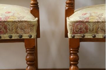 中古　美品　横浜クラシック家具　ダニエル(daniel)　ミッシェル(Michel)　高級感のある優雅な佇まいが魅力的なアームチェア2脚セット(ダイニングチェア、椅子、イス)(R-079031)