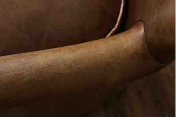 中古　HALO(ハロ)　本革(レザー)　キリム　Biker Tan(バイカータン)　雰囲気を変えて楽しめる座面リバーシブルのプロフェッサーアームチェア(ラウンジチェア、一人掛けソファ、サロンチェア、イージーチェア、椅子、イス)(定価約18万円)(R-079032)