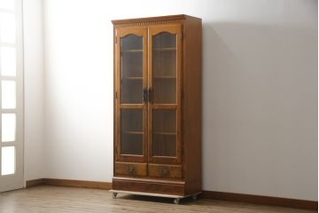 中古　ペイント仕上げ限定　横浜ダニエル(daniel)　アーリーアメリカンシリーズ　A-208　温かみのある木の色合いが魅力的なキャビネット(本箱、ブックケース、カップボード、食器棚、戸棚、収納棚、飾り棚)(R-079034)
