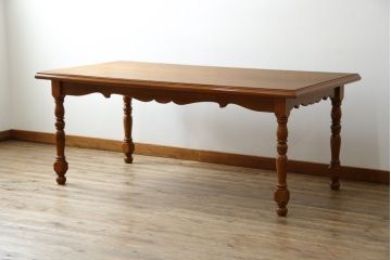 中古　横浜クラシック家具　ダニエル(daniel)　アーリーアメリカンシリーズ　Michel(ミッシェル)　A-307　ヨーロピアンな装飾が上品なダイニングテーブル(ミッシェルテーブル、4人掛け、6人掛け、食卓)(R-079035)