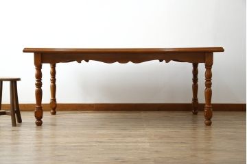 中古　横浜クラシック家具　ダニエル(daniel)　アーリーアメリカンシリーズ　Michel(ミッシェル)　A-307　ヨーロピアンな装飾が上品なダイニングテーブル(ミッシェルテーブル、4人掛け、6人掛け、食卓)(R-079035)