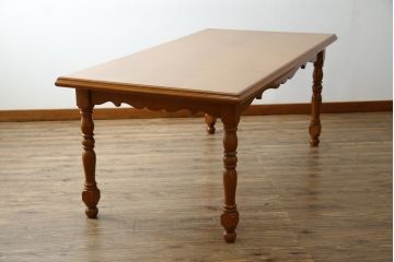 中古　横浜クラシック家具　ダニエル(daniel)　アーリーアメリカンシリーズ　Michel(ミッシェル)　A-307　ヨーロピアンな装飾が上品なダイニングテーブル(ミッシェルテーブル、4人掛け、6人掛け、食卓)(R-079035)